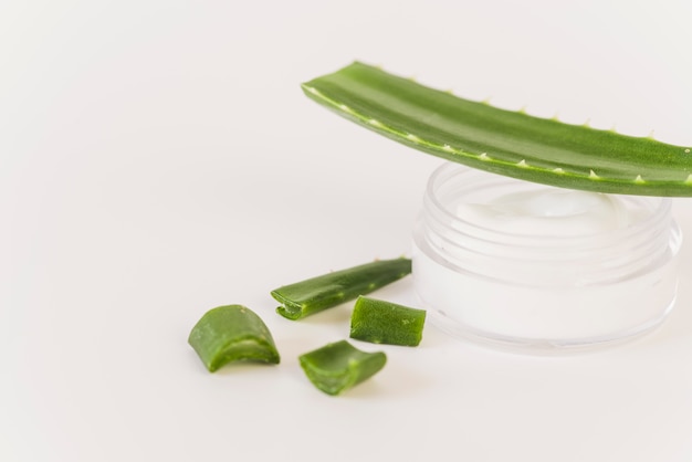 Un hydratant aloevera sur fond blanc