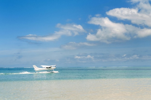 Un hydravion commence à décoller sur l'île Maurice dans l'océan Indien