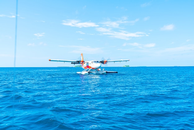 L'hydravion décolle à l'aéroport des Maldives