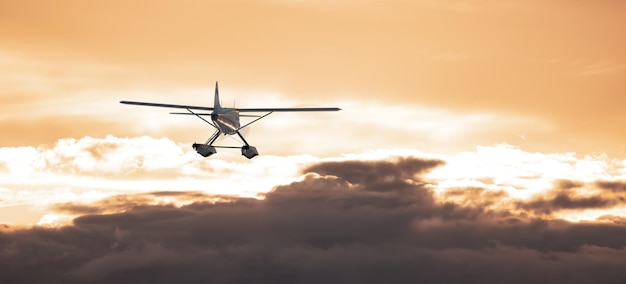 Hydravion survolant le dramatique Cloudscape sur la côte de l'océan Pacifique