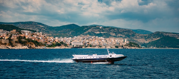 Hydrofoils bateau traverse l'eau en face de la ville de Kavala