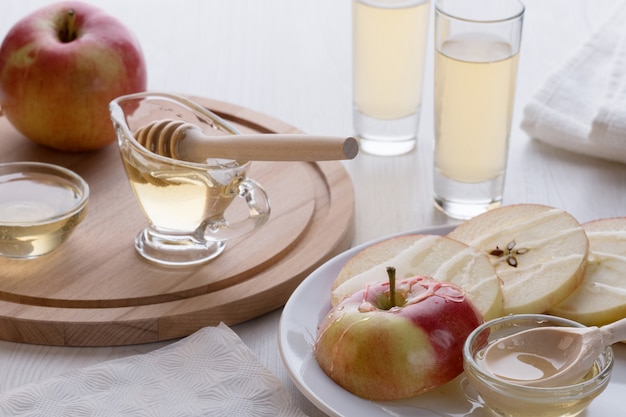 hydromel aux pommes et au miel sur la table