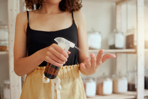 Hygiène féminine pulvérisant un désinfectant sur les mains et aidant à prévenir la propagation de la maladie en nettoyant une femme caucasienne en désinfectant la santé et en désinfectant avec de l'alcool pour nettoyer et éliminer les germes