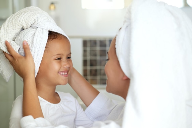 Hygiène, lavage des cheveux et toilettage avec routine de soins capillaires pour une journée de spa à domicile mère et fille Bonne attention et douce liaison entre l'enfant et les parents autour de soins de la peau sains ou d'un traitement de détente relaxant