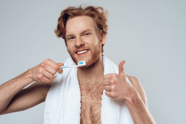 Hygiène masculine isolé sur studio gris portrait