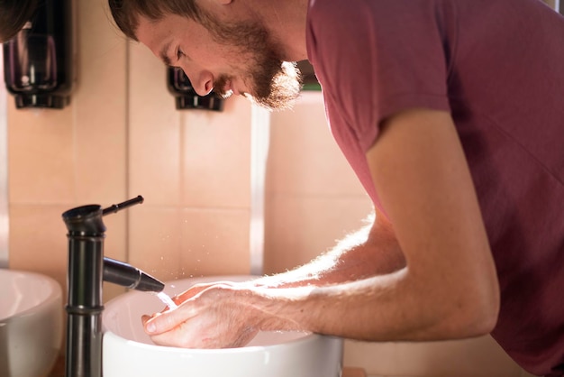 Une hygiène personnelle, un homme se lavant les mains dans l'évier
