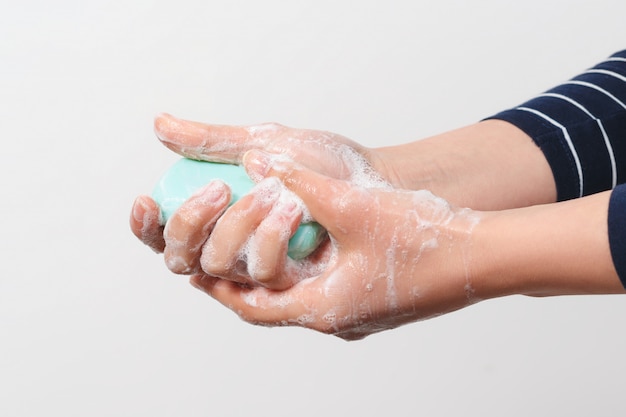 Hygiène pour protéger la santé humaine des virus, lavage des mains au savon.