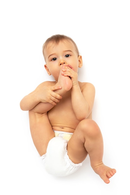 Hygiène et soins de bébé. Mignon petit garçon enveloppé dans une serviette à capuchon après un bain.