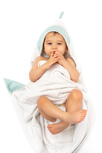 Hygiène et soins de bébé. Mignon petit garçon enveloppé dans une serviette à capuchon après un bain.