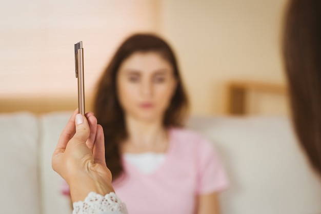 Photo hypnothérapeute tenant un stylo devant son patient