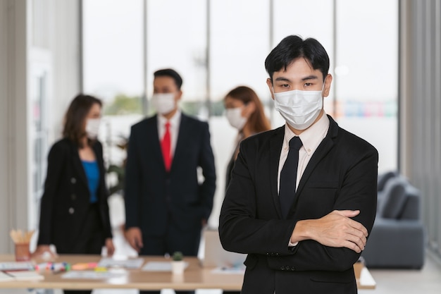 Ian Businessman Wearing Mask en prévention du coronavirus au bureau. concept de soins de santé