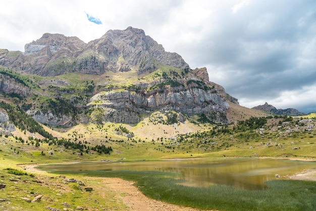 Ibon de Piedrafita en été vallée de Tena dans les Pyrénées Huesca Espagne nature et paysage