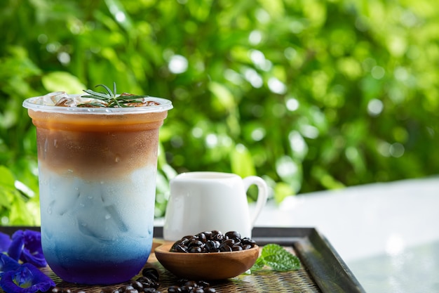 Ice Butterfly Pea Latte sur une surface en bois