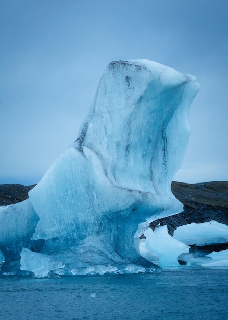 Iceberg bleu flottant sur la lagune glaciaire du glacier Breidamerkurjokull à Jokulsarlon Islande