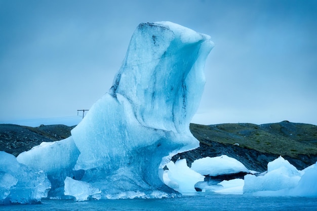 Iceberg bleu naturel flottant et fondant dans le lagon glaciaire de Jokulsarlon