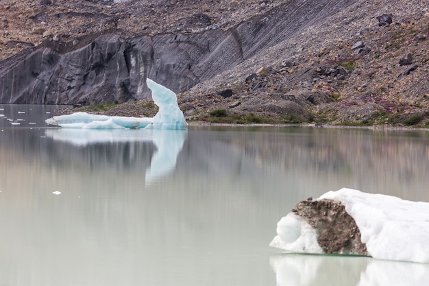 Iceberg dans le lac de montagne