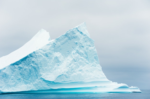 Iceberg dans l'océan Atlantique. Fjord glacé d'Ilulissat, côte ouest du Groenland. Mer bleue et ciel bleu