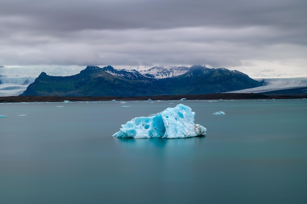 Iceberg flottant dans la lagune glaciaire de Jokulsarlon Islande