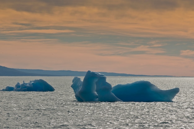 Iceberg flottant sur le lac Argentino