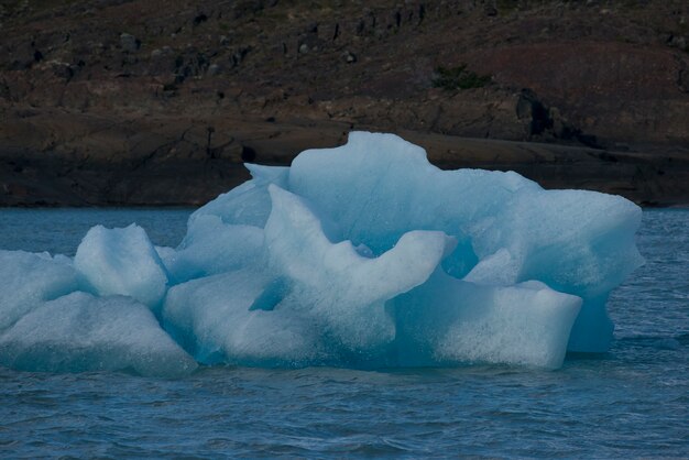 Photo iceberg flottant sur le lac argentino