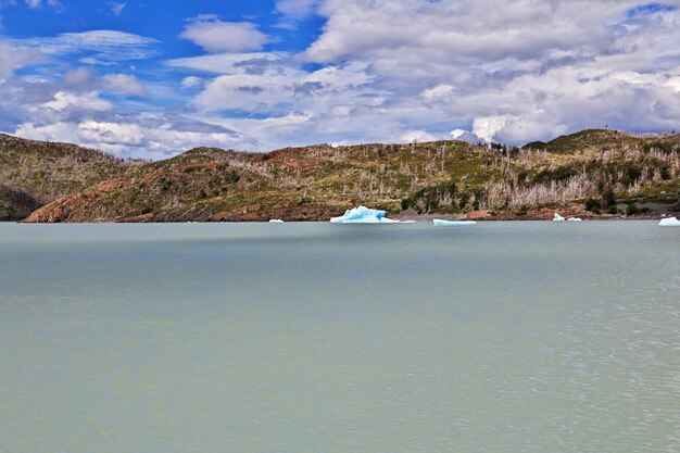 Photo iceberg sur lago gray, parc national torres del paine, patagonie, chili