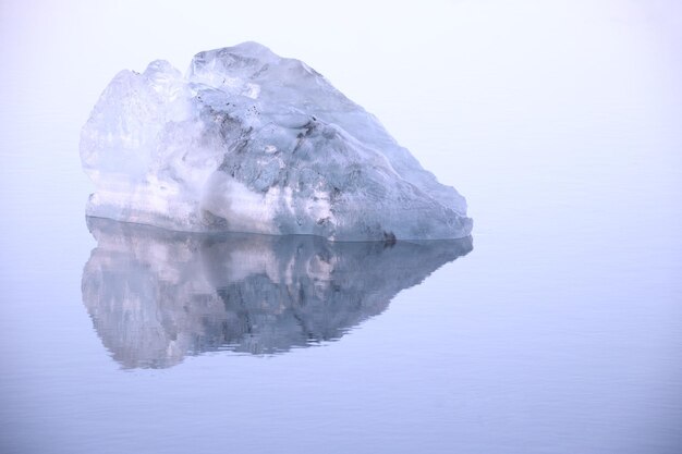 Photo un iceberg sur la mer