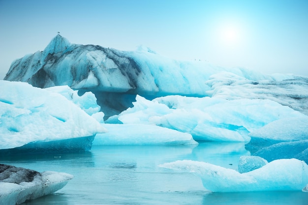 Icebergs bleus dans la lagune glaciaire de Jokulsarlon au coucher du soleil, sud de l'Islande