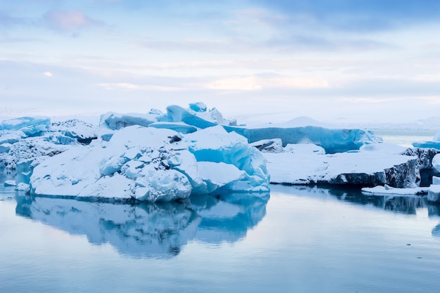 Icebergs bleus dans la lagune glaciaire, Jokulsarlon, Islande