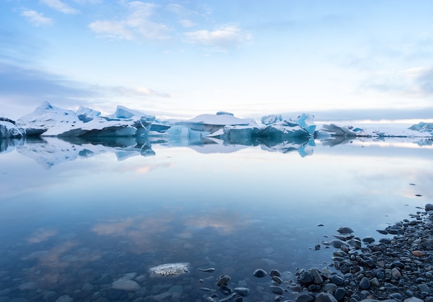 Icebergs bleus dans la lagune glaciaire, Jokulsarlon, Islande