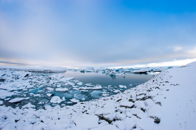 Icebergs bleus dans la lagune glaciaire, Jokulsarlon, Islande