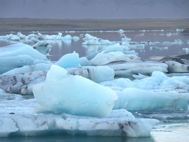 Photo icebergs bleus innombrables flottant sur la lagune du glacier de jokulsarlon, sud de l'islande