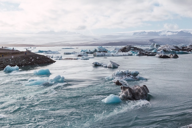 Icebergs dans la lagune glaciaire d'Islande au coucher du soleil