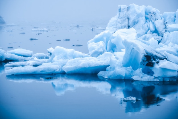 Icebergs dans la lagune glaciaire de Jokulsarlon en Islande.