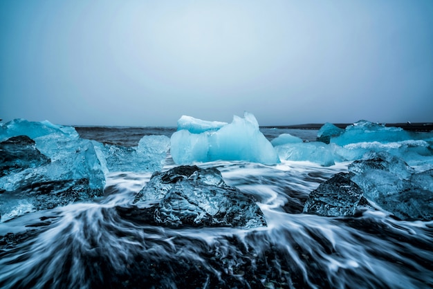 Icebergs sur Diamond Beach en Islande.