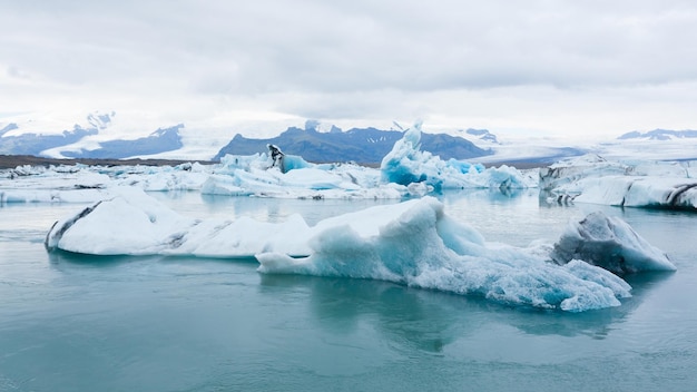 Icebergs sur l'eau du lac glaciaire Jokulsarlon Islande