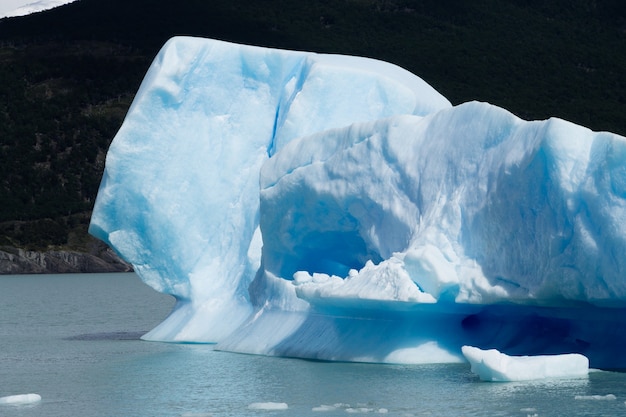 Icebergs flottant sur le lac Argentino, paysage de Patagonie, Argentine Lago Argentino