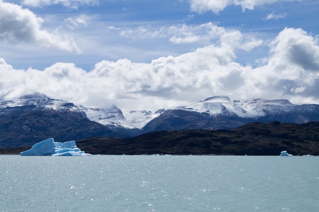 Icebergs flottant sur le lac Argentino, paysage de Patagonie, Argentine Lago Argentino