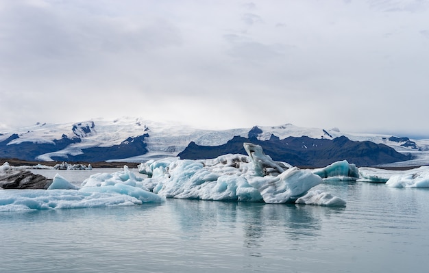 Icebergs flottants dans la lagune glaciaire de Jokulsarlon, Islande