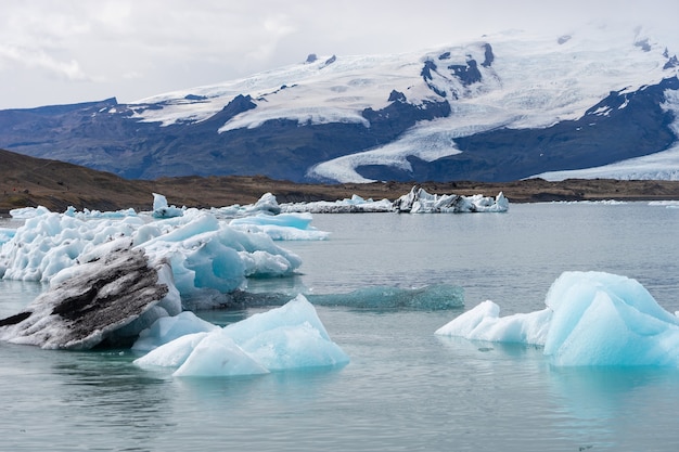 Icebergs flottants dans la lagune glaciaire de Jokulsarlon, Islande