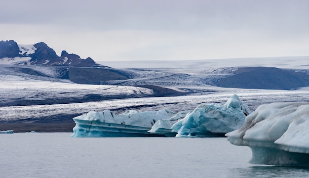 Icebergs flottants dans la lagune glaciaire de Jokulsarlon, Islande