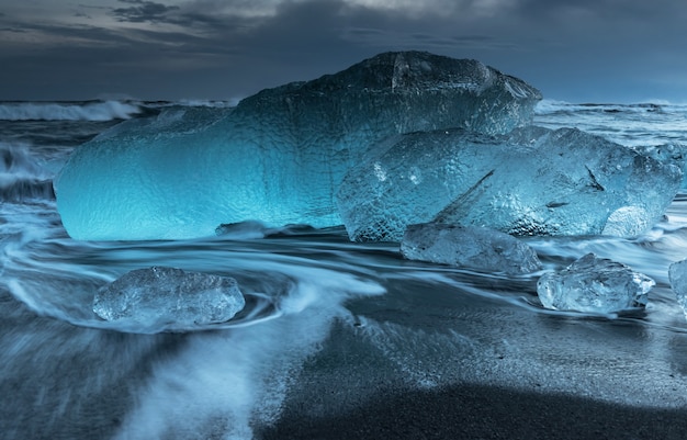 Icebergs à la plage du diamant en Islande