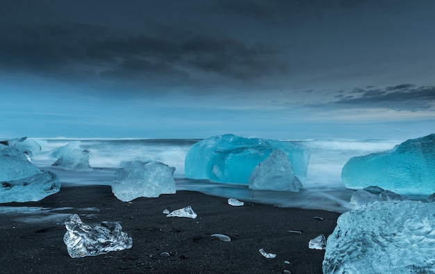 Icebergs à la plage du diamant en Islande