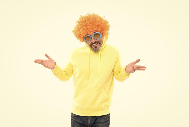 Photo ici, je suis un homme funky un homme barbu porte des lunettes de soleil avec une perruque orange look de fête