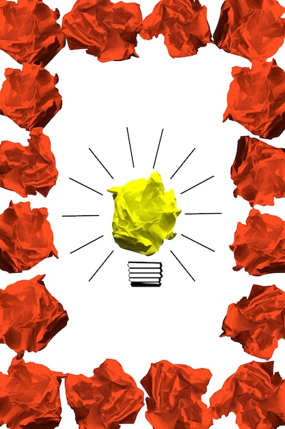 Icône d'ampoule faite avec le concept de créativité d'idée de papier froissé