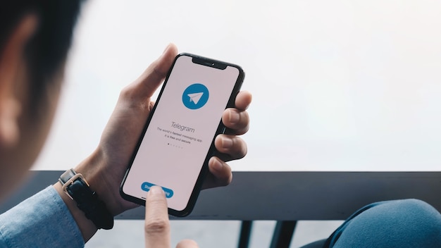 Icône de l'application Telegram sur le gros plan de l'écran. Icône de l'application télégramme. Telegram est un réseau de médias sociaux en ligne. Application de médias sociaux