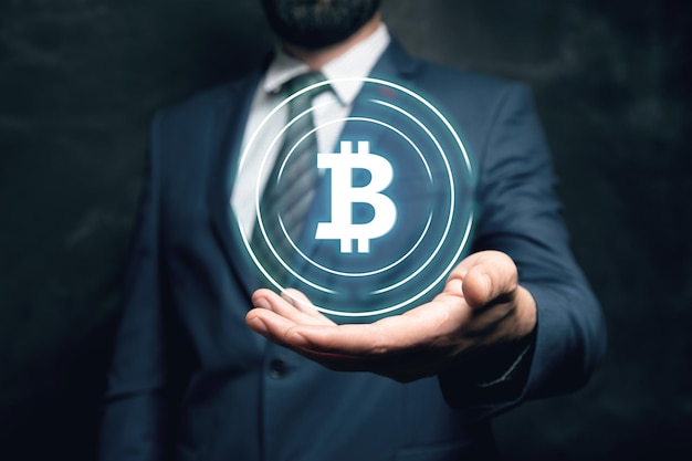 L'icône Bitcoin tient dans la main