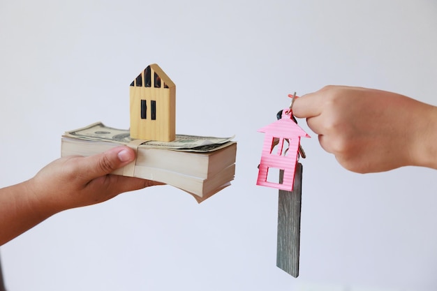 L'icône de la clé et de la maison présente un échange ou un contrat pour louer une maison ou un bien immobilier ou un prêt pour acheter une maison