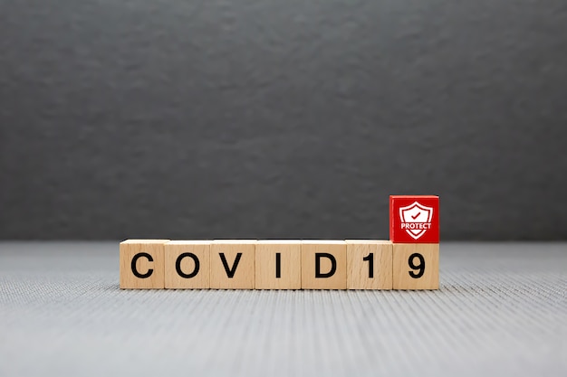 Icône Covid-19 sur un bloc de jouets en bois. Concepts pour les soins de santé et la prévention des coronavirus.