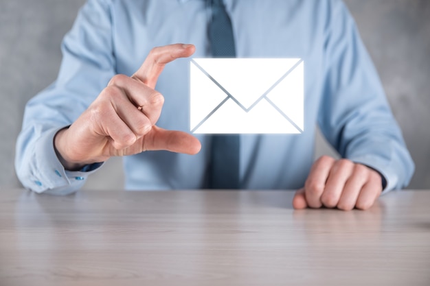 Icône d'e-mail et d'utilisateur, signe, concept de marketing de symbole ou de newsletter, diagramme. Envoi d'e-mail. Courrier en vrac. Concept de marketing par e-mail et sms. Schéma de vente directe en entreprise. Liste des clients pour l'envoi.