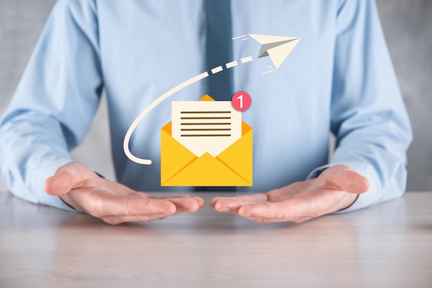 Icône d'e-mail et d'utilisateursignesymbole marketing ou diagramme de concept de newsletterEnvoi d'e-mailCourrier en masseConcept de marketing par e-mail et sms Schéma de vente directe en entreprise Liste des clients pour l'envoi
